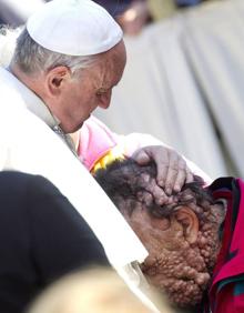 Imagen secundaria 2 - Arriba, el papa Francisco con los presos en la ceremonia del lavado de pies en la cárcel romana de Rebibbia en 2015 (Afp). Debajo a la izquierda, saluda desde el balcón de San Pedro el día de su npmbramiento (Reuters). Al lado, hablando en la ONU en 2015 (Reuters)