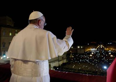 Imagen secundaria 1 - Arriba, el papa Francisco con los presos en la ceremonia del lavado de pies en la cárcel romana de Rebibbia en 2015 (Afp). Debajo a la izquierda, saluda desde el balcón de San Pedro el día de su npmbramiento (Reuters). Al lado, hablando en la ONU en 2015 (Reuters)