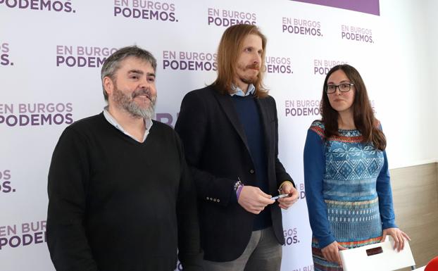 Pablo Fernández ha comparecido en compañía de Laura Domínguez y e Ignacio Lacámara