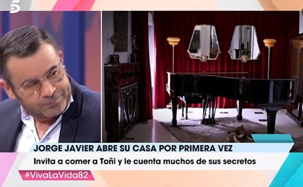 Jorge Javier Vázquez y su gran piano de cola. 