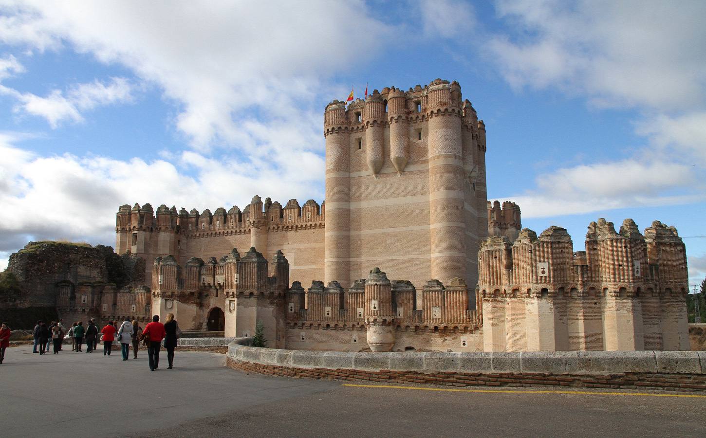 Castillo de Coca (Segovia). Fue construido en el siglo XV y está considerado por su propio municipio una de las mejores muestras del gótico-mudéjar español. Propiedad de la Casa de Alba, cedido al ministerio de Agricultura de España hasta el año 2054.