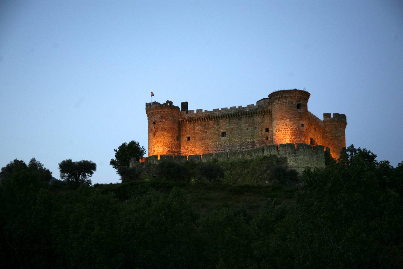 Castillo de Mombeltrán (Ávila). También conocido como castillo de los duques de Alburquerque. Fue erigido por Beltrán de la Cueva, primer duque de Alburquerque sobre el último aterrazamiento de la sierra, en una posición estratégica que domina todo el barranco.