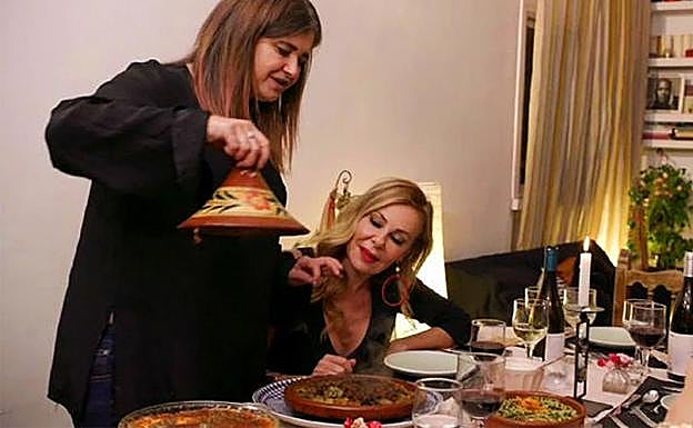 Ana Obregón con Lucía Etxebarría en 'Ven a cenar conmigo: gourmet edition'. 