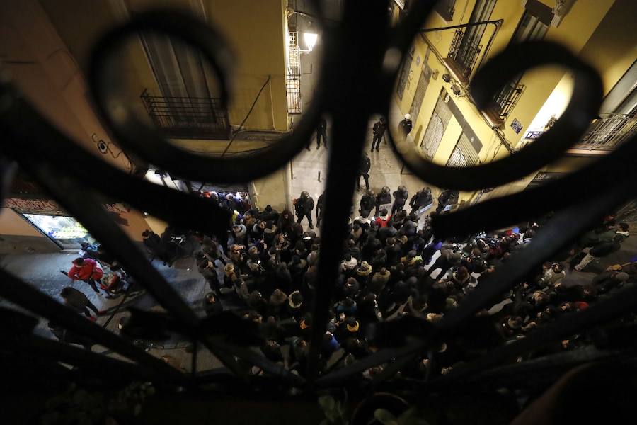 Un grupo de más de medio centenar de personas han quemado contenedores y causado desperfectos en el mobiliario urbano en el madrileño barrio de Lavapiés tras la muerte este jueves de un mantero de 35 años y origen subsahariano a causa de una parada cardiorrespiratoria.