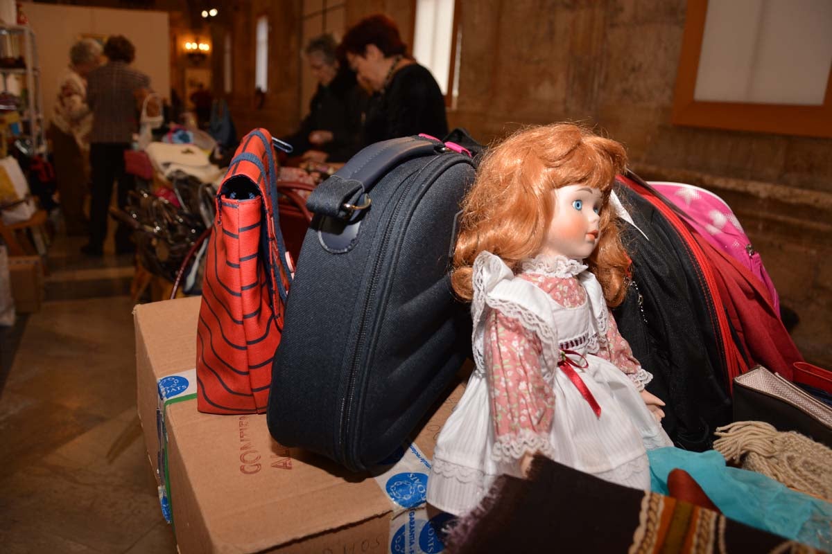 Un año más, Manos Unidas ha desplegado en el Monasterio de San Juan su ya tradicional mercadillo solidario. En este caso, el dinero que se recaude irá destinado a la construcción de un internado en Tanzania.