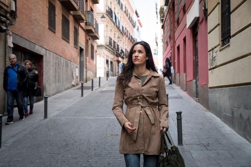 Un grupo de más de medio centenar de personas han quemado contenedores y causado desperfectos en el mobiliario urbano en el madrileño barrio de Lavapiés tras la muerte este jueves de un mantero de 35 años y origen subsahariano a causa de una parada cardiorrespiratoria.