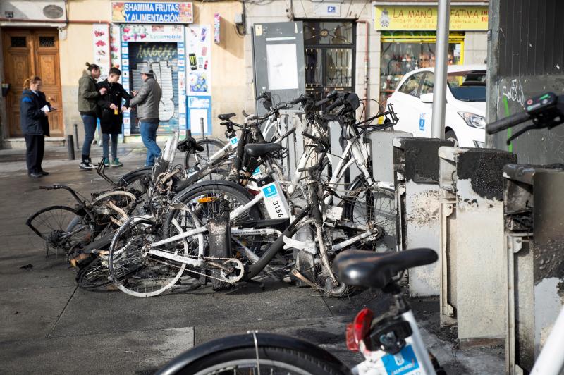 Un grupo de más de medio centenar de personas han quemado contenedores y causado desperfectos en el mobiliario urbano en el madrileño barrio de Lavapiés tras la muerte este jueves de un mantero de 35 años y origen subsahariano a causa de una parada cardiorrespiratoria.