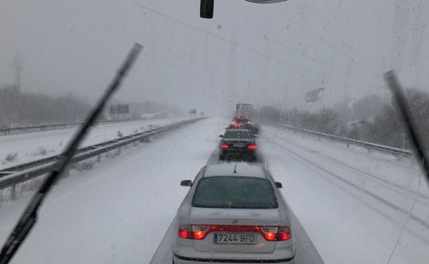 Imagen de vehículos retenidos en la autovía A-66 a al altura de Guijuelo.