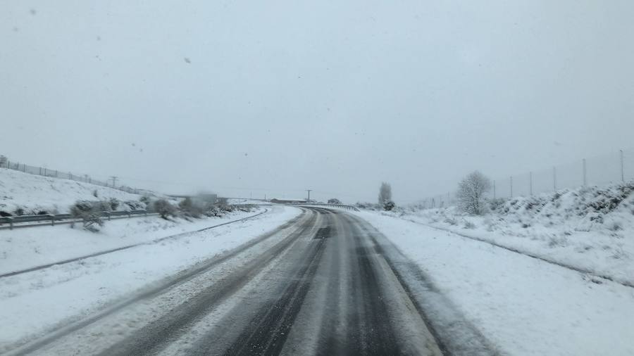 La nieve ha sorprendido de madrugada en la provincia de Salamanca, donde hay dificultades de tráfico por el elemento blanco que cubre las carreteras.