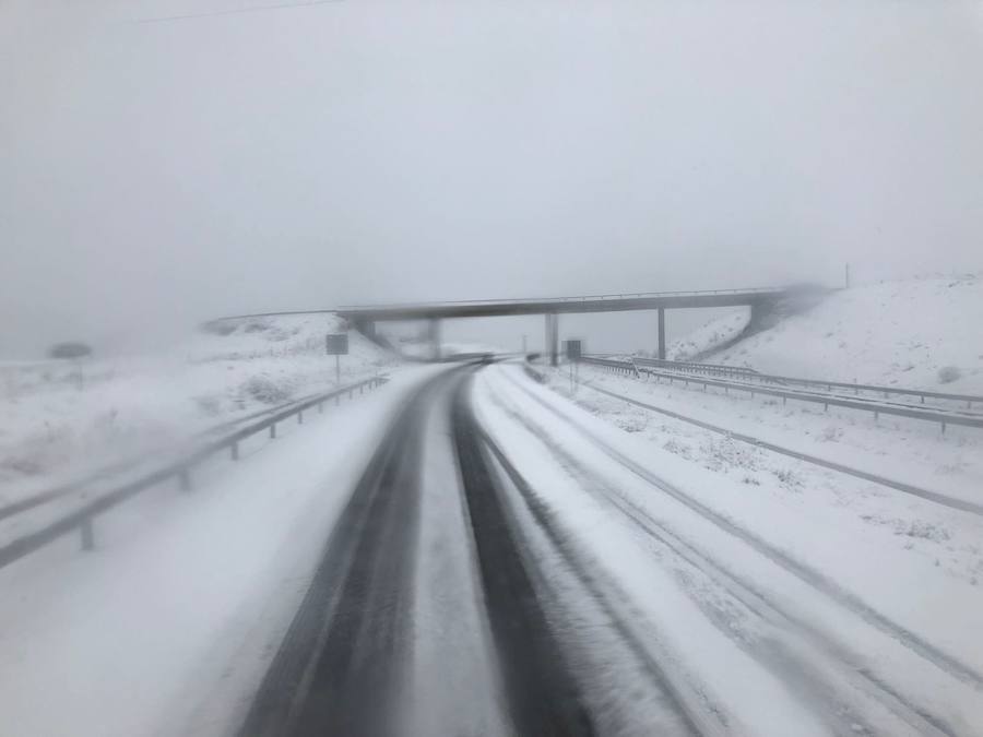 La nieve ha sorprendido de madrugada en la provincia de Salamanca, donde hay dificultades de tráfico por el elemento blanco que cubre las carreteras.