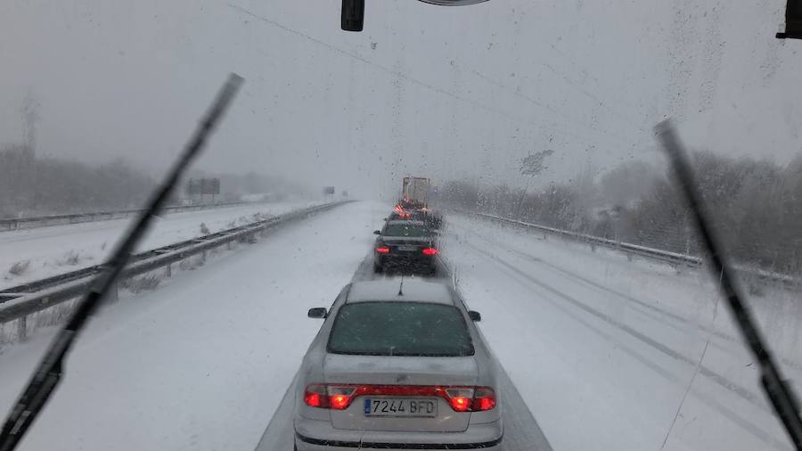 La nieve ha sorprendido de madrugada en la provincia de Salamanca, donde hay dificultades de tráfico por el elemento blanco que cubre las carreteras.