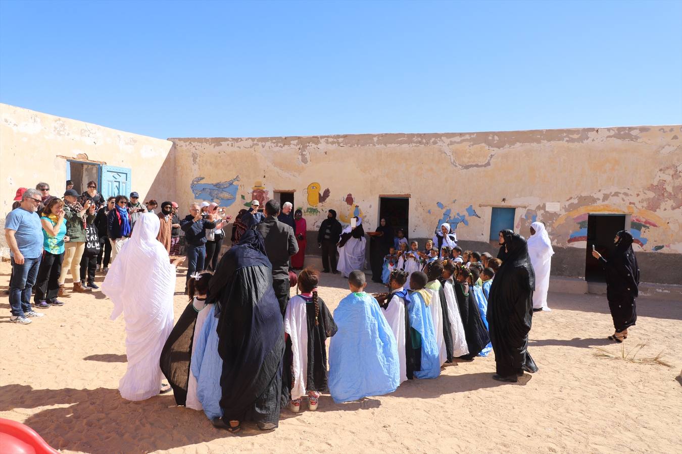 La delegación de Castilla y León visita un colegio y una guardería en El Aaiún.