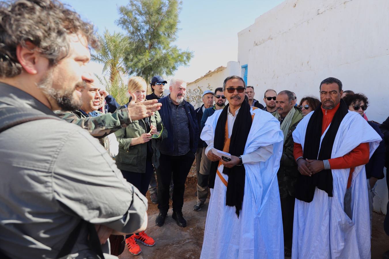 El presidente del Parlamento Saharaui Jatri Aduh, saluda a la llegada de la visita.