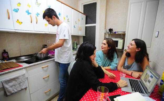 Un grupo de jóvenes comparten un piso de alquiler.