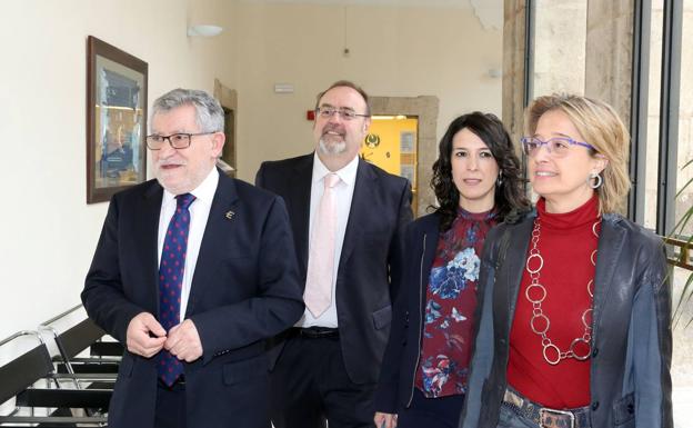 El consejero de Educación, Fernando Rey (2I), participa con sus homólogos de Castilla-La Mancha y Extremadura, Ángel Felpeto (I) y Esther Gutiérrez (2D), en la tercera actividad del programa de encuentros ‘Pensando en Educación’. Junto a ellos, la directora general de Universidades de Castilla y León, Pilar Garcés.