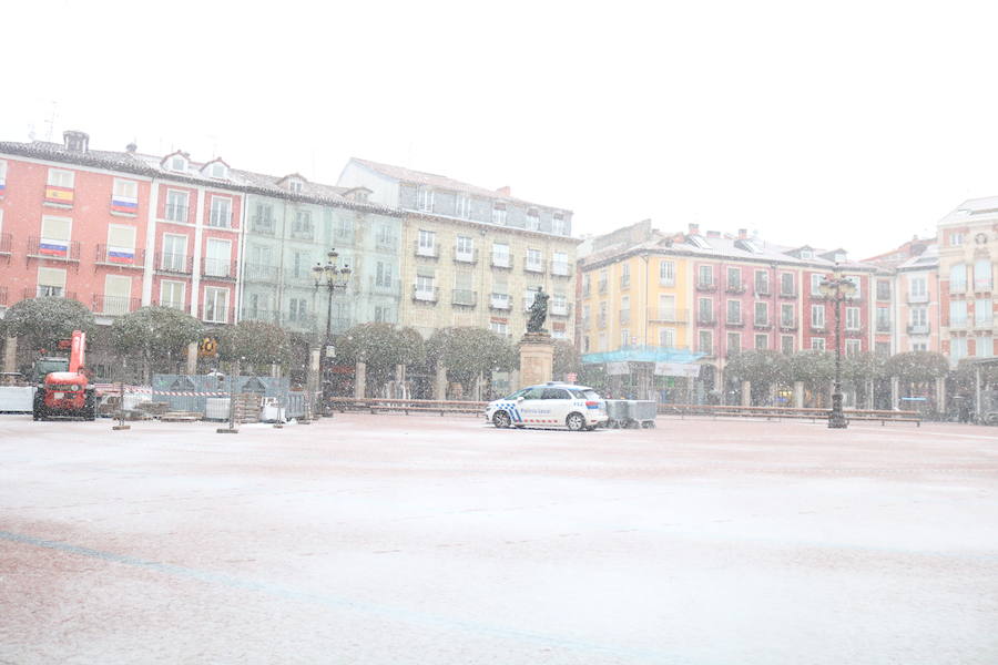 La nieve vuelve a Burgos, cubriendo de blanco las calles y dificultando la circulación