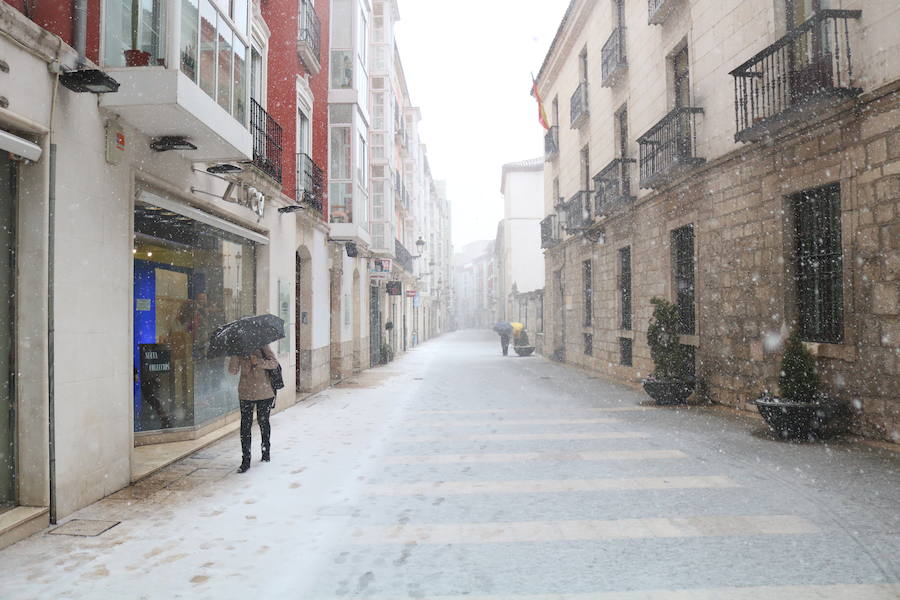 La nieve vuelve a Burgos, cubriendo de blanco las calles y dificultando la circulación