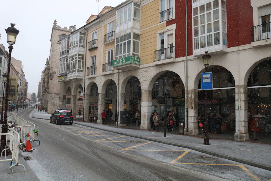 La nieve vuelve a Burgos, cubriendo de blanco las calles y dificultando la circulación
