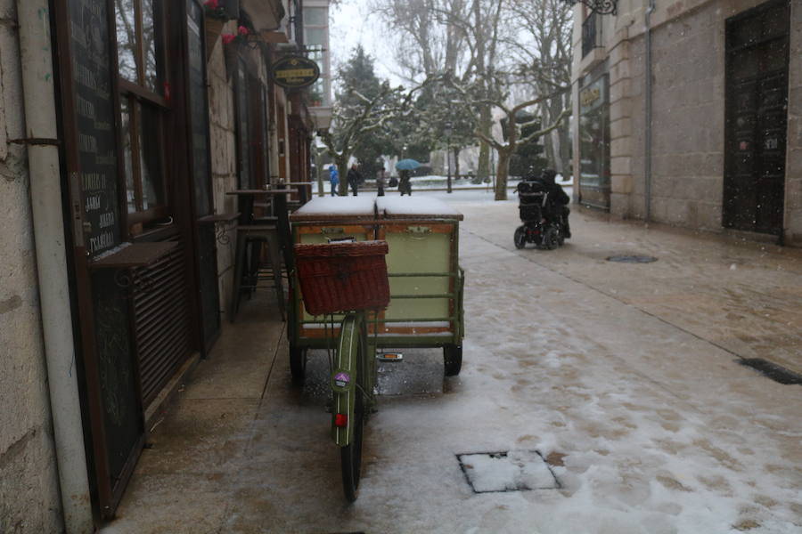 La nieve vuelve a Burgos, cubriendo de blanco las calles y dificultando la circulación