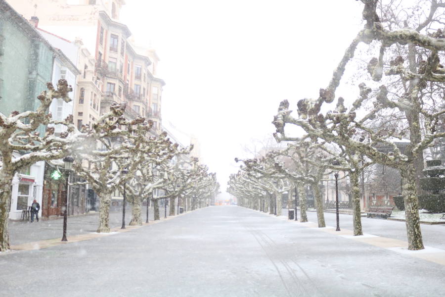La nieve vuelve a Burgos, cubriendo de blanco las calles y dificultando la circulación