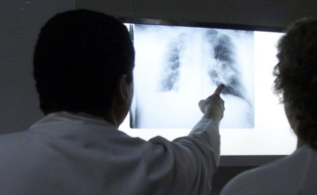 Dos médicos observan una radiografía.