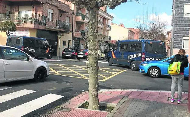 Las furgonetas de los antidisturbios durante los registros en la calle 29 de Diciembre de Tudela. 