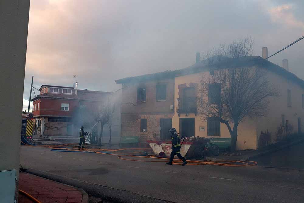 El incendio se ha declarado pasadas las cinco y media de la tarde, y se han vivido momentos de angustia hasta que se ha sacado, con vida, al propietario de su interior