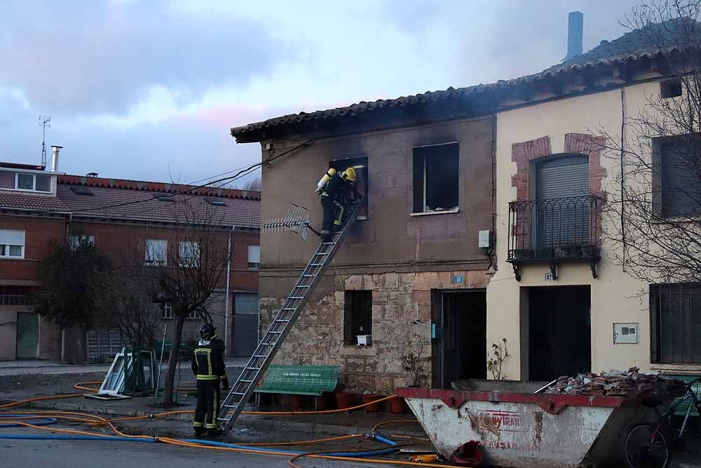 El incendio se ha declarado pasadas las cinco y media de la tarde, y se han vivido momentos de angustia hasta que se ha sacado, con vida, al propietario de su interior