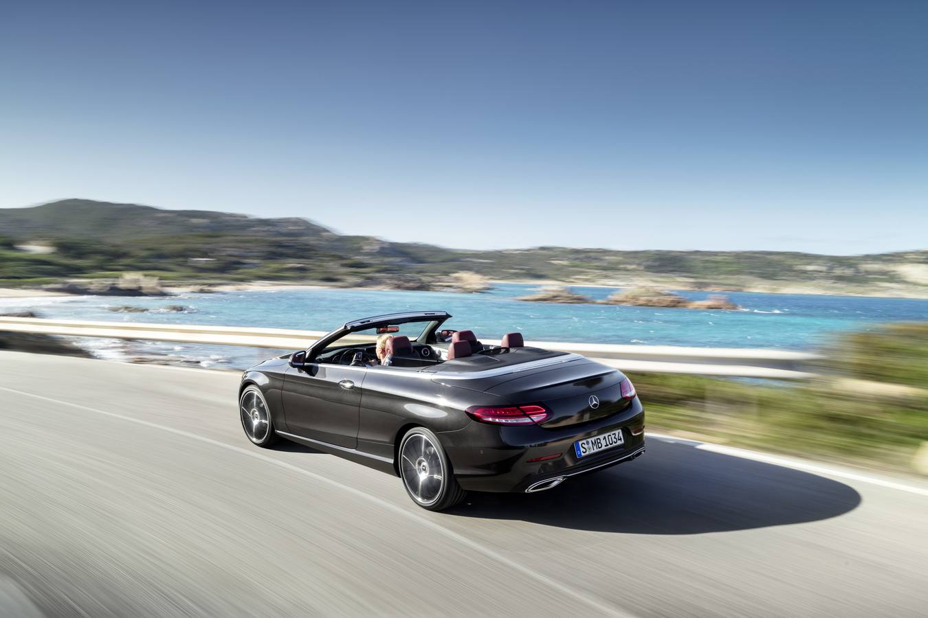 La nueva Clase C crece con los modelos de dos puertas en versiones cupé y cabrio. Además, y como tope de gama, figura el espectacular AMG C 43 con un motor de seis cilindros y tres litros que rinde una potencia de 390 CV. Los nuevos modelos llegarán a los concesionarios en julio.