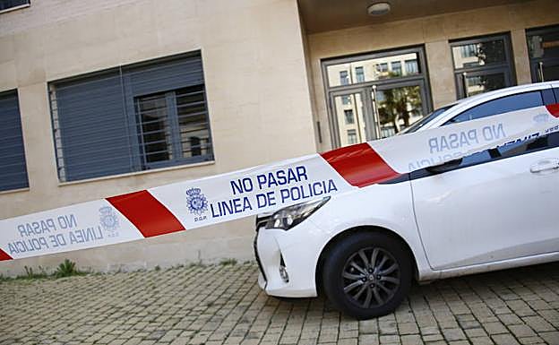 Imagen principal - Arriba: Vivienda donde ocurrieron los hechos. Abajo: Apeadero donde el padre de los niños se suicidó.