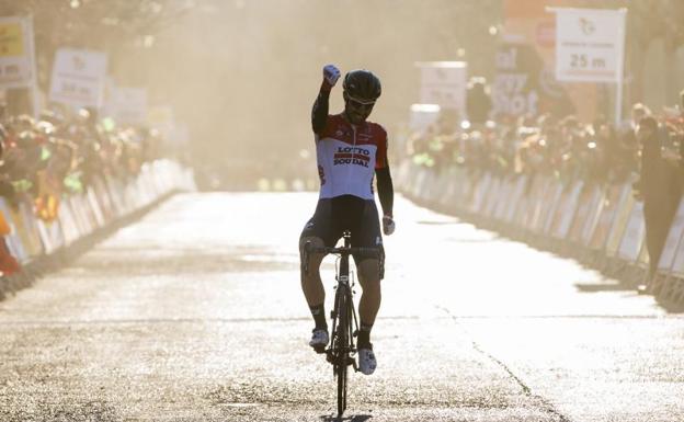 Thomas de Gendt celebra su victoria en la tercera etapa de la Volta. 