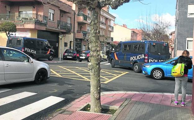 Las furgonetas de los antidisturbios durante los registros en la calle 29 de Diciembre de Tudela.