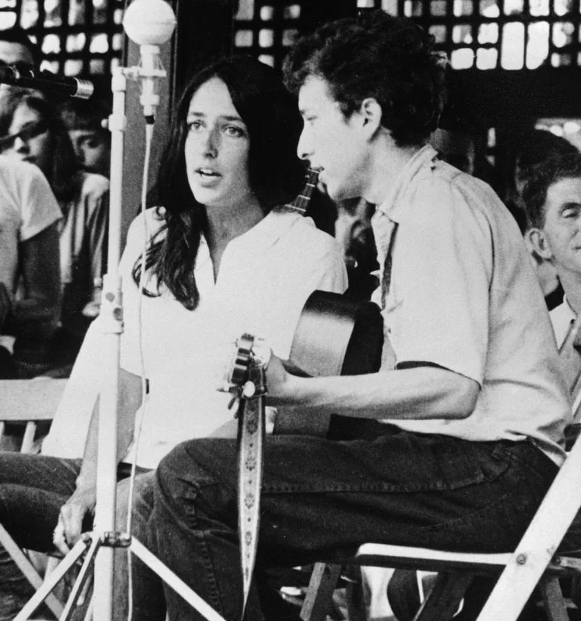 1963 Joan Báez y Bob Dylan actúan a dúo en el Festival de Jazz de Newport (EE UU).
