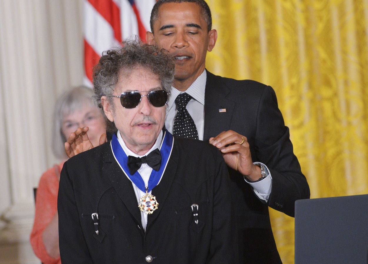 29.05.2012 Barack Obama, presidente de EE UU, impone la Medalla Presidencial de la Libertad al cantautor Bob Dylan, en una ceremonia celebrada en la Casa Blanca.