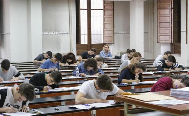 Alumnos salmantinos se enfrenta a uno de los exámenes de la EBAU.