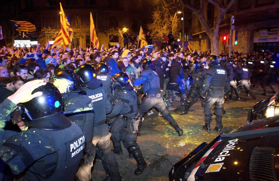 Un total de 22 personas han resultado heridas leves y dos con prónostico menos grave este viernes por la noche durante la movilización contra el encarcelamiento de políticos soberanistas en la zona de la Delegación del Gobierno en Cataluña.