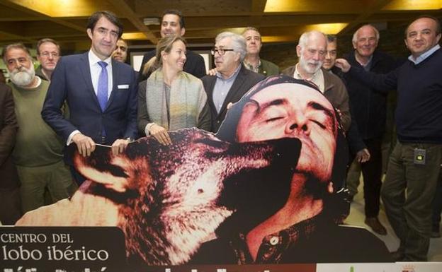 El consejero de Fomento y Medio Ambiente, Juan Carlos Suárez-Quiñones, y la hija de Felix Rodríguez de la Fuente, Odile, participan en el acto de homenaje a Félix Rodríguez de la Fuente, que ha organizado la Consejería con motivo del nonagésimo aniversario de su nacimiento. 