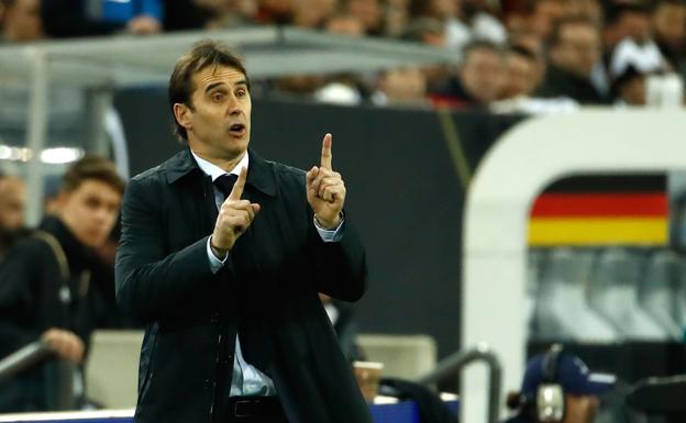 Julen Lopetegui da instrucciones durante el partido ante Alemania. 