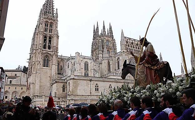 Jesús en la Borriquilla sale del arco de Santa María