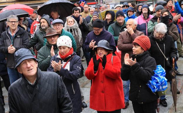 Jubilados se manifiestan por la subida de las pensiones.