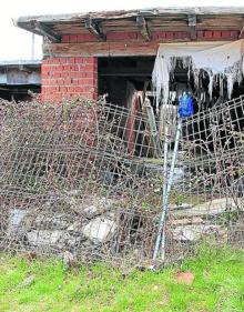 Imagen secundaria 2 - Arriba, un hotel rural cerrado; abajo, casas derruidas y a medio hacer en Barahona de Fresno. 