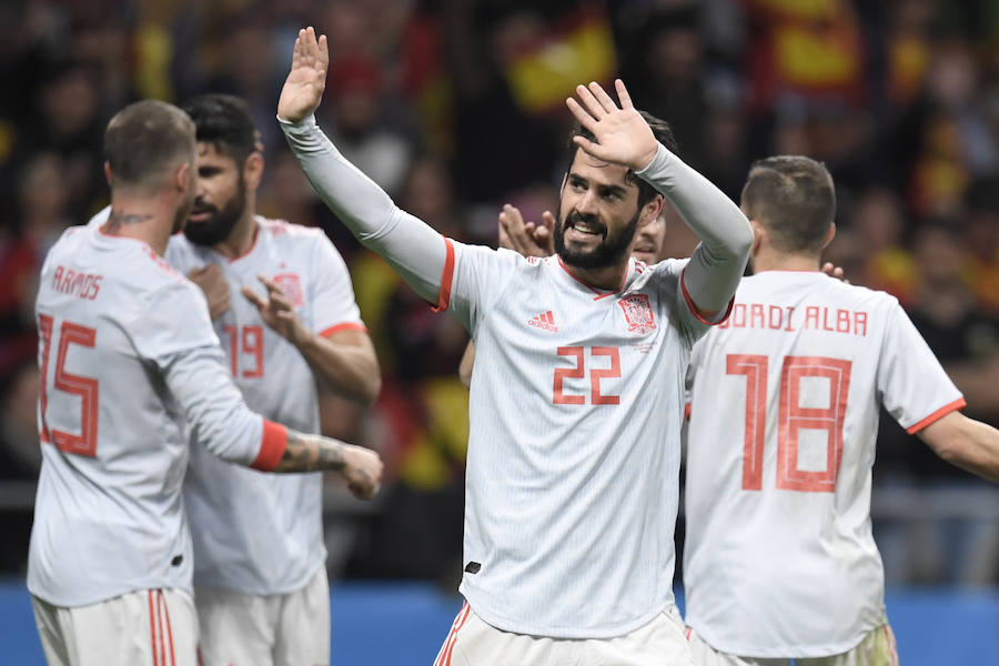 La selección que dirige Julen Lopetegui apabulló a Argentina en su estreno en el Wanda Metropolitano (6-1) con un 'hat-trick' de Isco y tantos de Diego Costa, Thiago y Aspas.