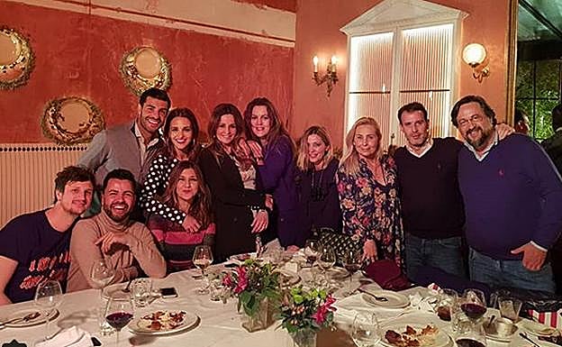 Miguel Torres al lado de Paula Echevarría en una comida entre amigos. 