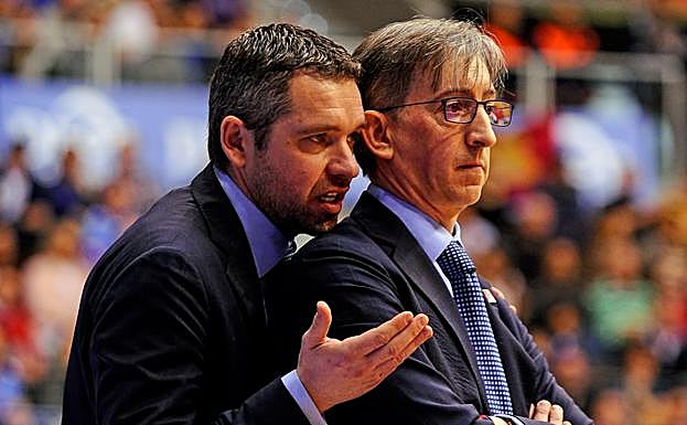 Mocho Fernández (derecha) escucha a su ayudante