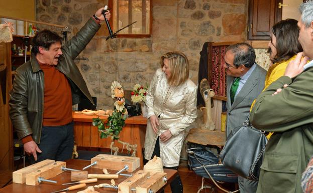 La consejera de Economía y Hacienda, Pilar del Olmo, visita a alguno de los artesanos de Medina de Pomar