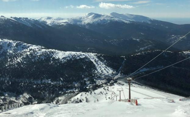 La nieve todavía se acumula en la estación del Sistema Central