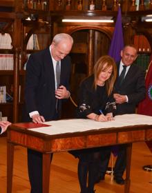 Imagen secundaria 2 - La firma de los convenios se ha materializado en la biblioteca del monasterio de San Agustín.