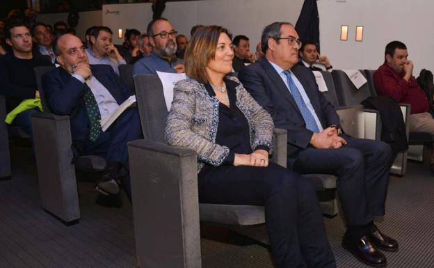 Milagros Marcos, acompañada por el delegado territorial de la Junta, Baudilio Fernández-Mardomingo, el director general de la PAC, Pedro Medina, y el presidente de la Cámara Agraria de Burgos, José Manuel de las Heras.