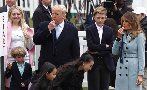 Tiffany, Donald, Barron y Melania Trump, durante los juegos de Pascua en la Casa Blanca.