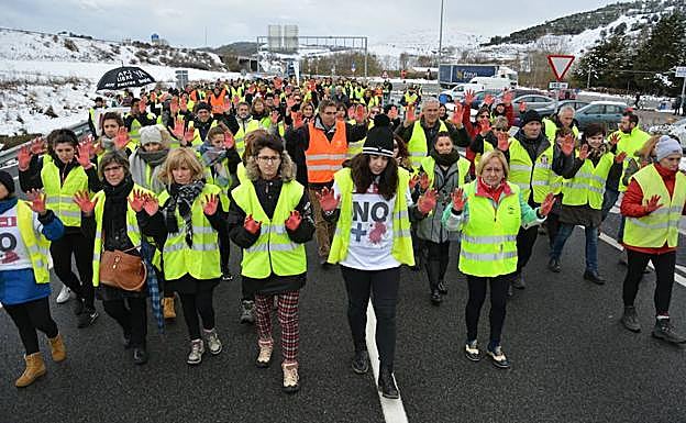La Plataforma de Afectados por la N-I corta la carretera para pedir la liberalización de la AP-1